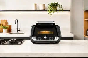 Fritadeira elétrica Air Fryer Barbecue Digital Wap 12 em 1 10 litros posicionada sobre a bancada de uma cozinha