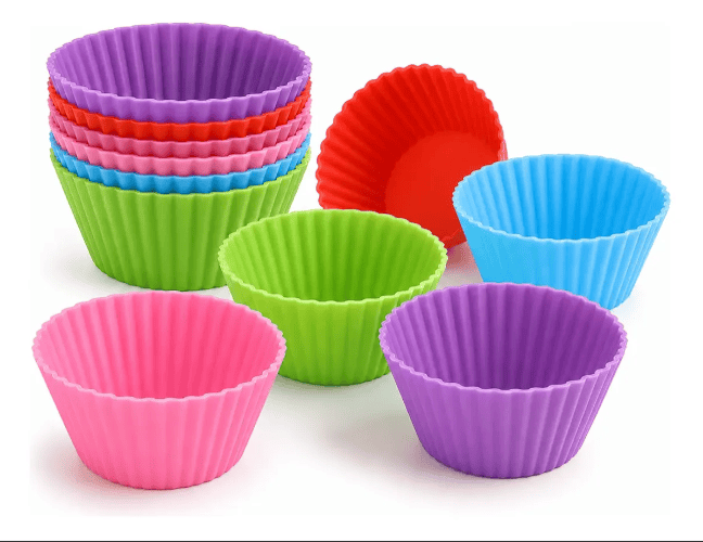 Conjunto de forminhas de silicone coloridas, ideais como acessórios de air fryer para preparar cupcakes e empadas.