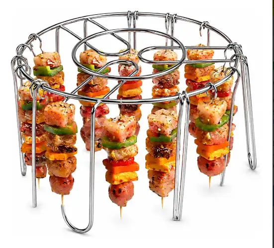 Grelha suporte porta-espetos circular de aço inox para air fryer com espetinhos pendurados na vertical.